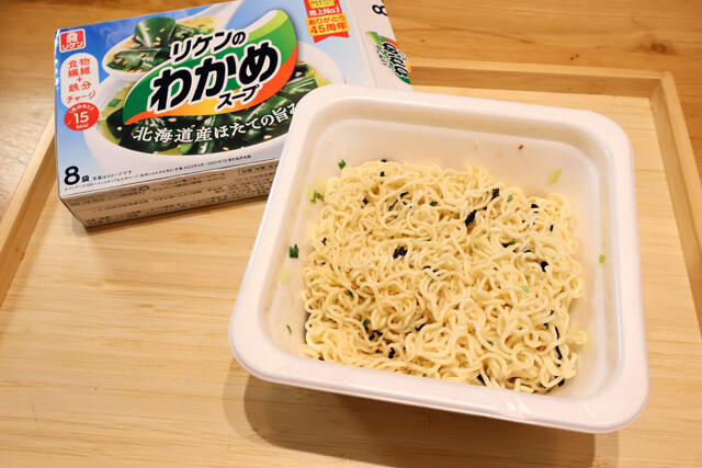 コスパ最強の「ごつ盛り焼そば」をわかめスープの粉末で味つけした超お手軽の激ウマまぜそば!【わかめスープごつ盛り焼そば】<野島慎一郎のバカレシピ>